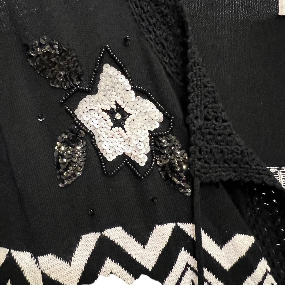 BLOOMINGDALE’S Black & White Sequined Flower Oversized Sweater, Size Large - Picture 5 of 16